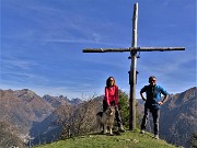 03 Alla rustica croce lignea del Monte Colle (1750 m) panorama sulle cime orobiche